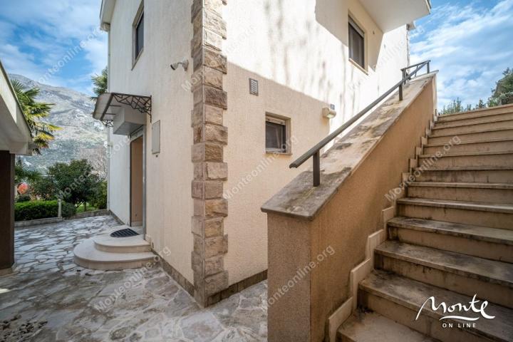 Troetažna vila na 1. redu do mora sa kućom za goste