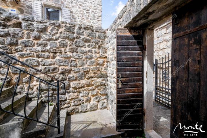 Jedinstvena gradska kuća na 3 sprata u Starom gradu Budve sa baštom