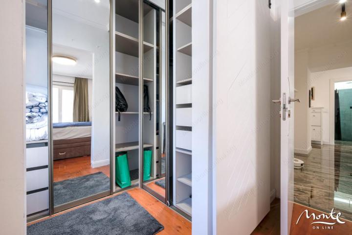 Ekskluzivan trosoban penthouse sa panoramskom terasom u Budvi