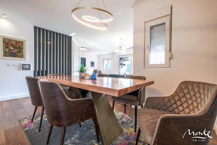 Ekskluzivan trosoban penthouse sa panoramskom terasom u Budvi