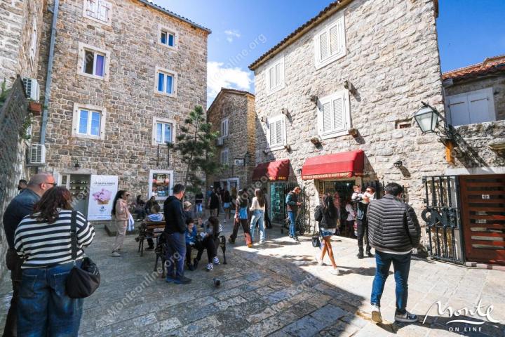 Jedinstvena gradska kuća na 3 sprata u Starom gradu Budve sa baštom