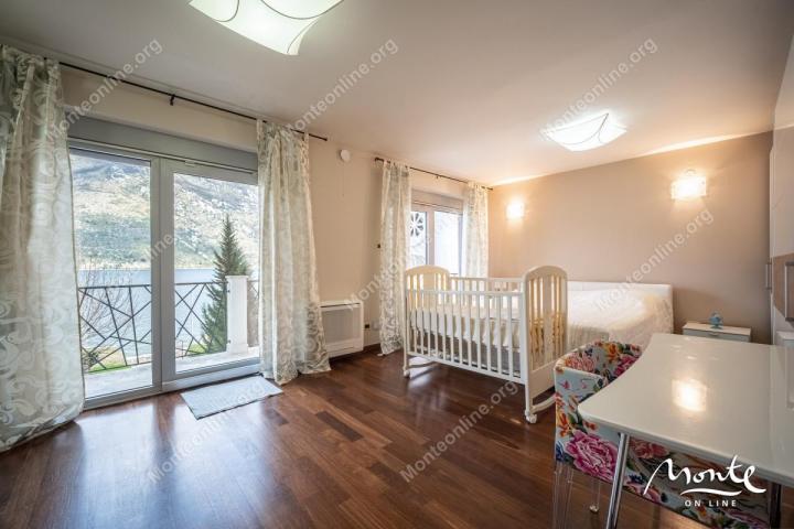 Troetažna vila na 1. redu do mora sa kućom za goste