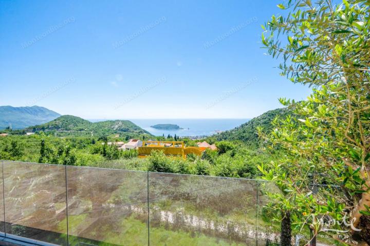 Villa La Costa u mirnom selu Markovići sa bazenom, tropskim palmama i elegantnim dizajnom