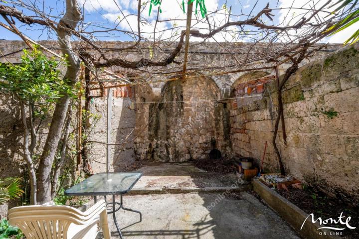 Jedinstvena gradska kuća na 3 sprata u Starom gradu Budve sa baštom