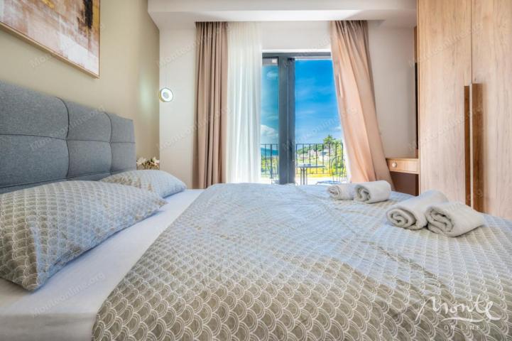 Potpuno nova vila sa bazenom u predgrađu Tivta