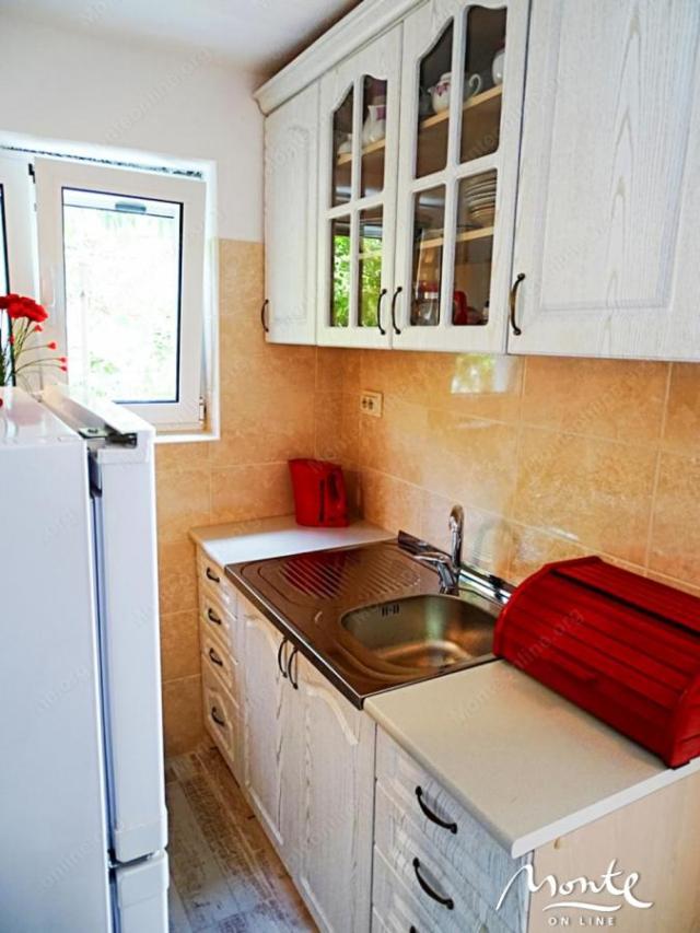 Kamena renovirana kuća sa 2 spavaće sobe u Orahovcu