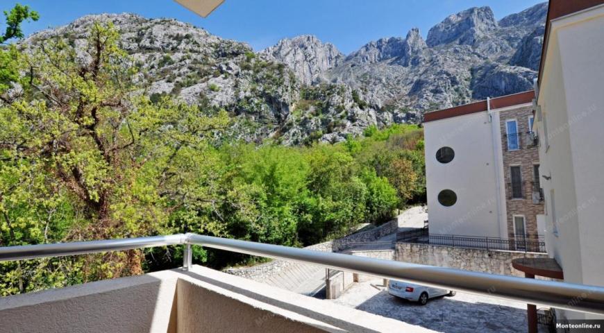 Prostran dvosoban stan s panoramskim pogledom u Orahovcu