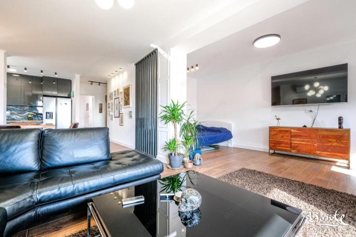 Ekskluzivan trosoban penthouse sa panoramskom terasom u Budvi