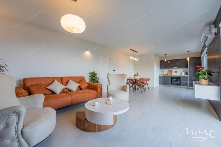 Villa La Costa u mirnom selu Markovići sa bazenom, tropskim palmama i elegantnim dizajnom