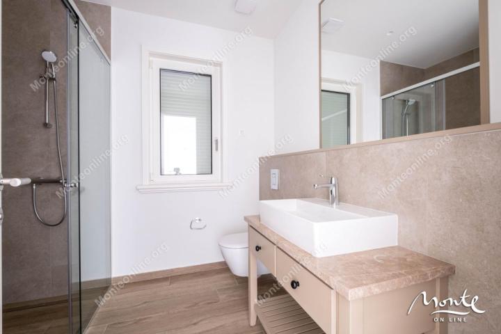 Elegantni dvosobni stan s pogledom na more u Luštica Bay Centrale