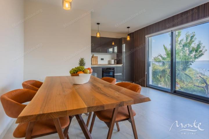 Villa La Costa u mirnom selu Markovići sa bazenom, tropskim palmama i elegantnim dizajnom