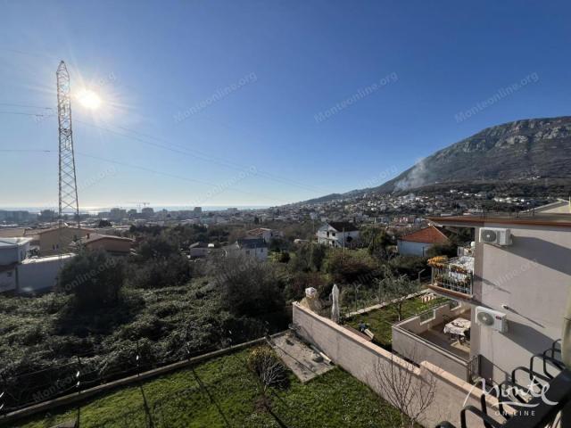 Trospratna kuća sa dva odvojena stana u Baru