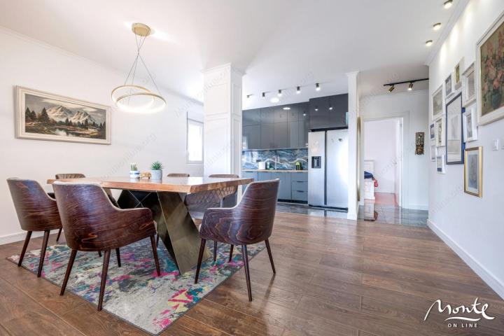Ekskluzivan trosoban penthouse sa panoramskom terasom u Budvi