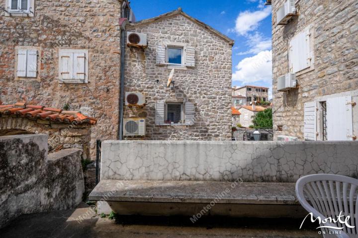 Jedinstvena gradska kuća na 3 sprata u Starom gradu Budve sa baštom