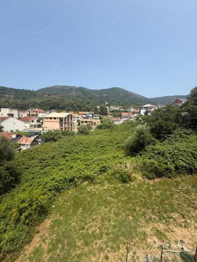 Placevi u Tivtu (područje Mrčevca) sa panoramskim pogledom na zaliv i planine