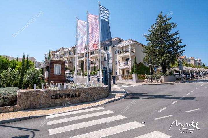 Elegantni dvosobni stan s pogledom na more u Luštica Bay Centrale