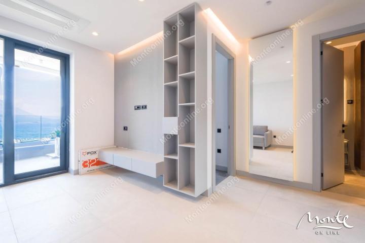 Apartman u premium kompleksu sa panoramskim pogledom na more u Bečićima