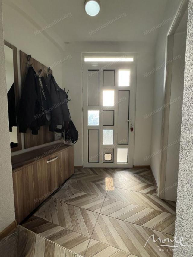 Trospratna kuća sa dva odvojena stana u Baru