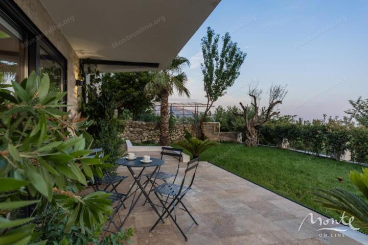 Villa La Costa u mirnom selu Markovići sa bazenom, tropskim palmama i elegantnim dizajnom