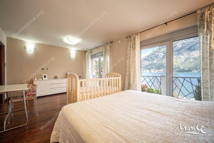 Troetažna vila na 1. redu do mora sa kućom za goste