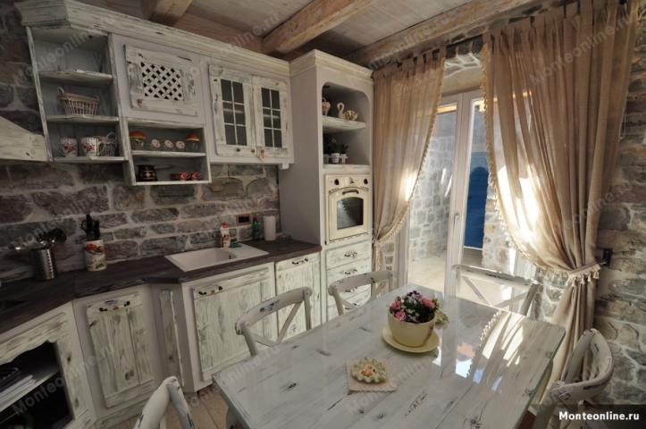 Restaurirana vila “Stone Castle” nekoliko metara od mora