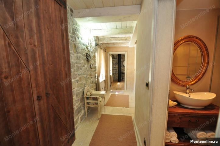 Restaurirana vila “Stone Castle” nekoliko metara od mora