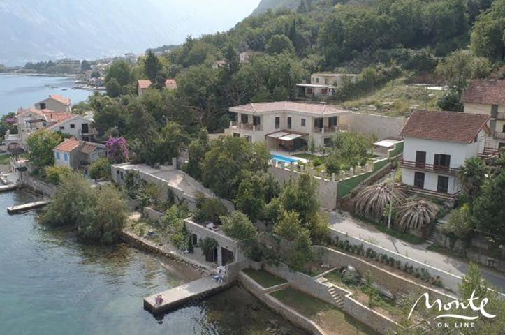 Vila sa bazenom na 1. redu u Stolivu