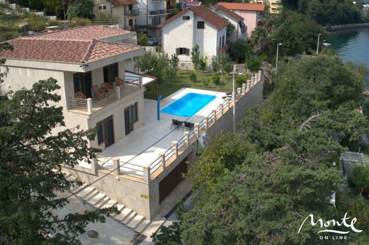 Vila sa bazenom na 1. redu u Stolivu
