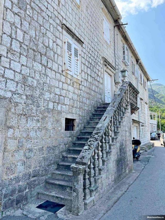 Stara, kamena palazzo na 1. liniji mora u selu. Prcanj