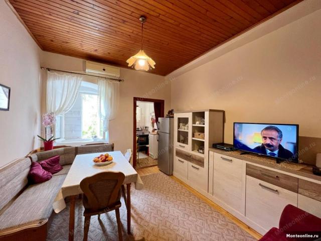 Stara, kamena palazzo na 1. liniji mora u selu. Prcanj