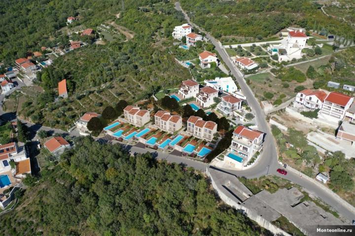 Nove taunhausi sa 4 spavaće sobe sa vlastitim bazenom, dvorištem i panoramskim pogledom