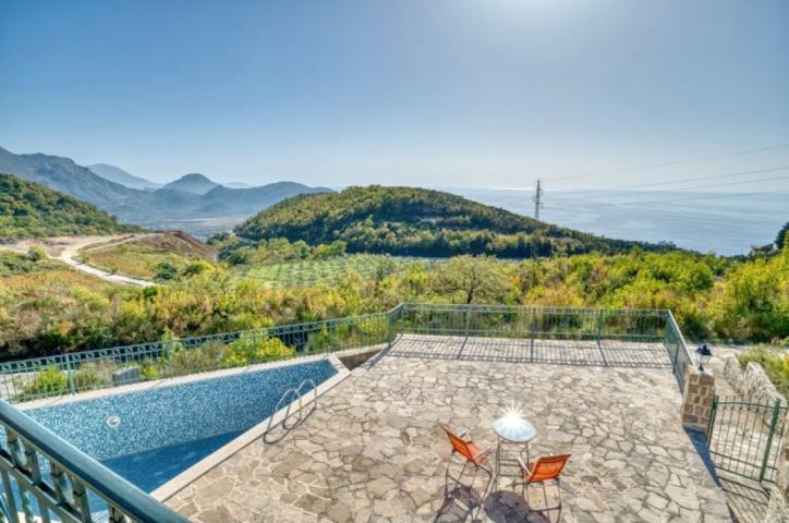 Autentična kamena vila sa bazenom i panoramskim pogledom