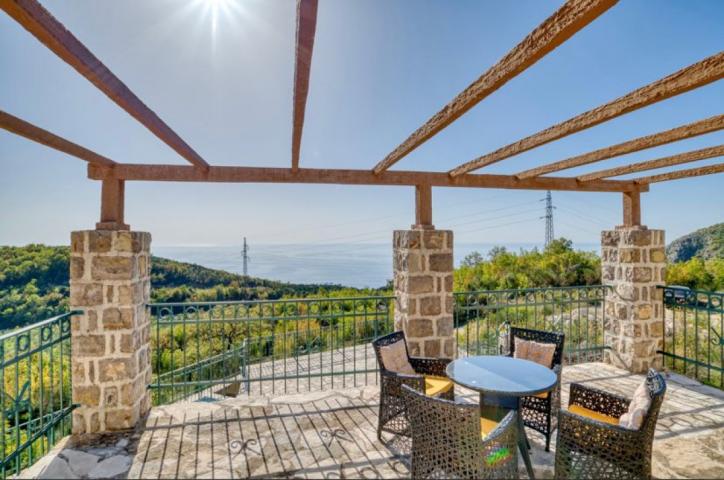 Autentična kamena vila sa bazenom i panoramskim pogledom