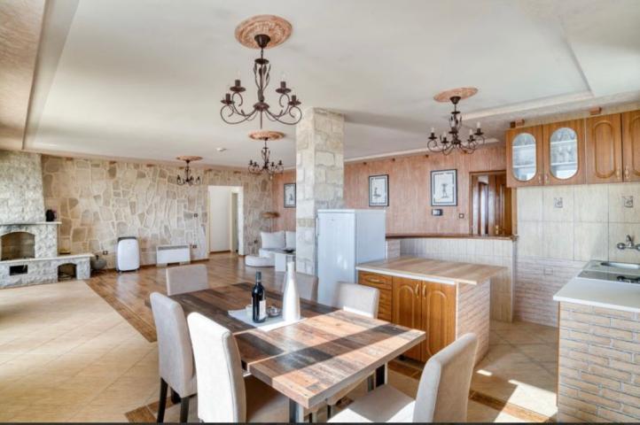 Autentična kamena vila sa bazenom i panoramskim pogledom