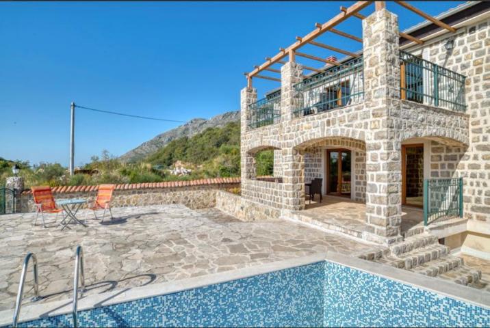 Autentična kamena vila sa bazenom i panoramskim pogledom