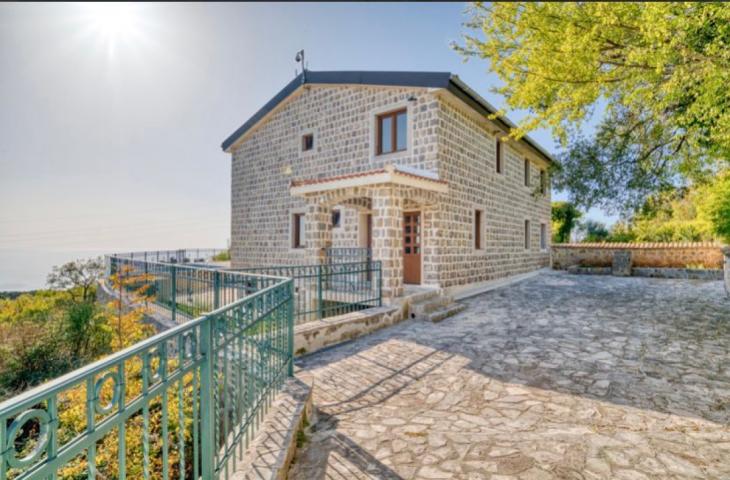 Autentična kamena vila sa bazenom i panoramskim pogledom