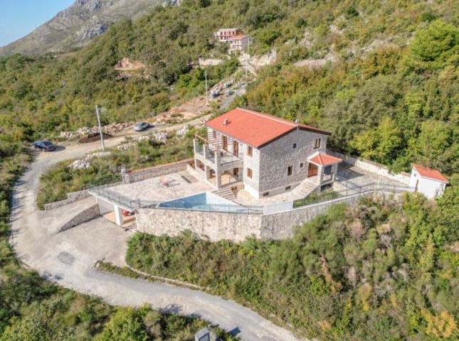 Autentična kamena vila sa bazenom i panoramskim pogledom