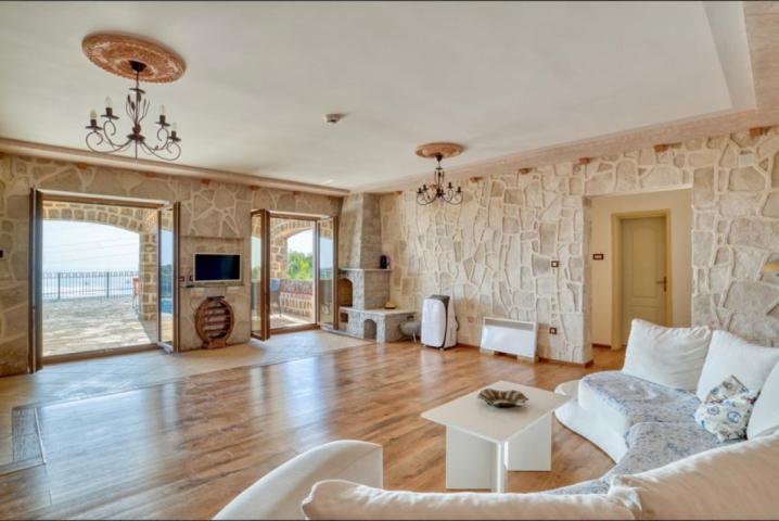 Autentična kamena vila sa bazenom i panoramskim pogledom