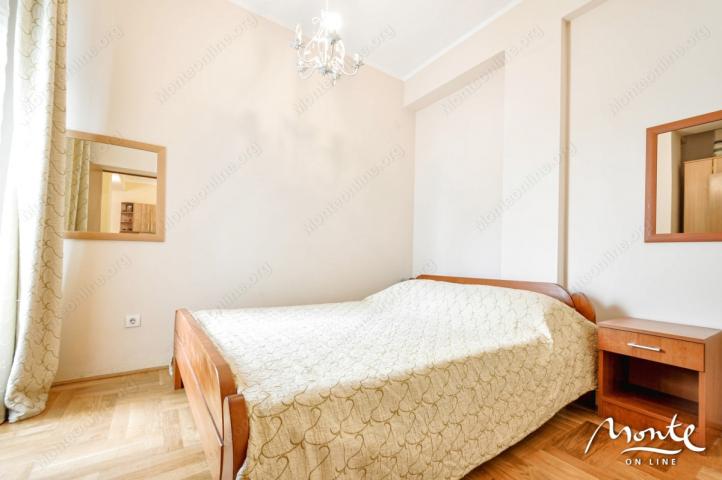 Veoma prostran 2-soban stan u zgradi sa bazenom, Budva