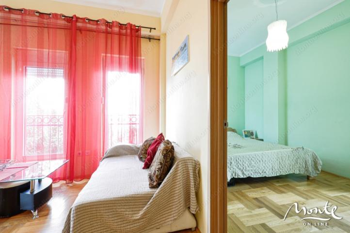 Veoma prostran 2-soban stan u zgradi sa bazenom, Budva