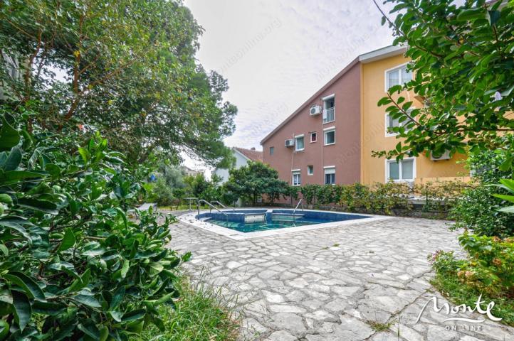 Veoma prostran 2-soban stan u zgradi sa bazenom, Budva