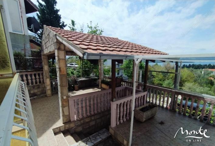 Kuća na tri sprata sa pogledom na more u Tivtu