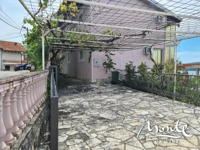 Kuća na tri sprata sa pogledom na more u Tivtu
