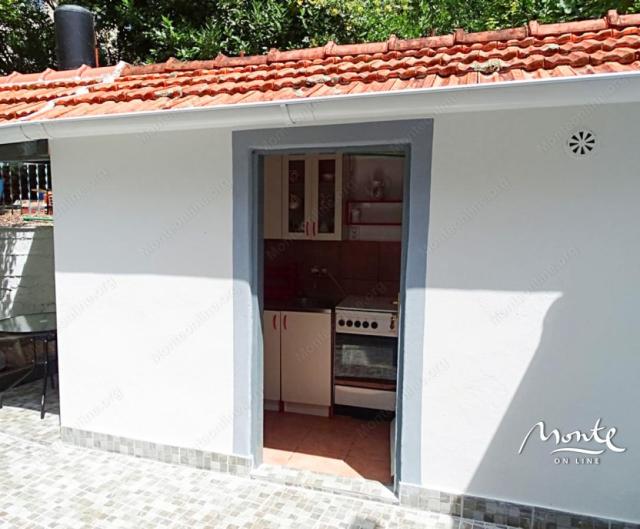 Kamena renovirana kuća sa 2 spavaće sobe u Orahovcu