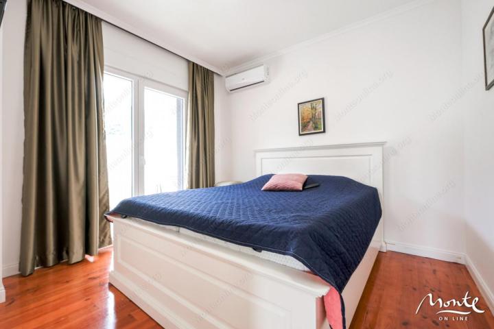 Ekskluzivan trosoban penthouse sa panoramskom terasom u Budvi
