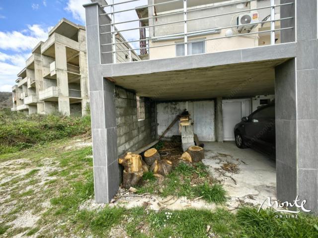 Stan u Sutomoru sa placem, parkingom i mogućnošću proširenja!
