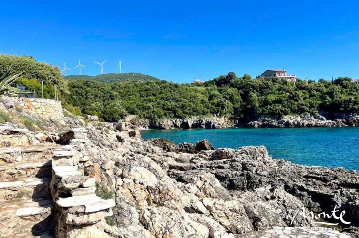 Moderna vila na prvoj liniji sa bazenom i panoramskim pogledom na more u Utehi