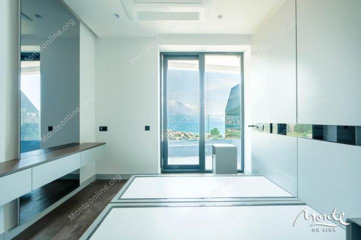 Apartman u premium kompleksu sa panoramskim pogledom na more u Bečićima