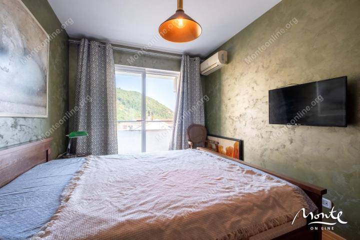 Komforan dvosoban stan s pogledom na more u naselju Lazi, Budva