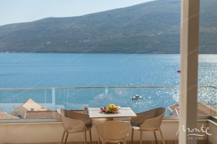 Stan sa 2 spavaće sobe, pogledom na more i saunom u luksuznom kompleksu u Baošićima, Herceg Novi